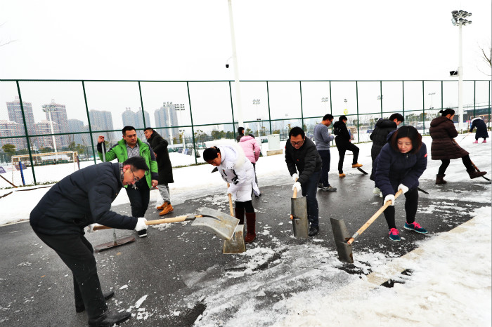 一場雪，體育中心美得不要不要的</br>但最美的風景還是他們(圖5)