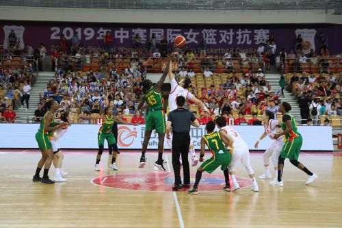 國際女籃對(duì)抗賽 中國隊(duì)在武漢體育中心戰(zhàn)勝塞內(nèi)加爾隊(duì)(圖1)