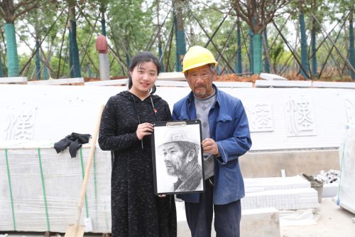 致敬軍運勞動者  手繪最美奮斗人 華師美院學生為軍運會建設(shè)者畫像(圖6)
